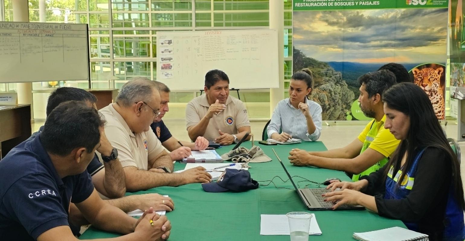 Defensa Civil y Gobernación de Santa Cruz coordinan estrategias para mitigar incendios en el departamento