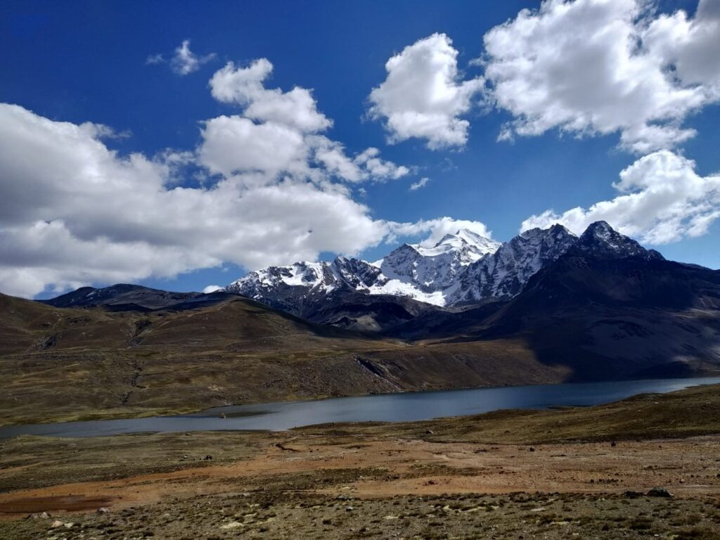 Nevados y lagunas en Milluni, municipio de El Alto. Foto RRSS
