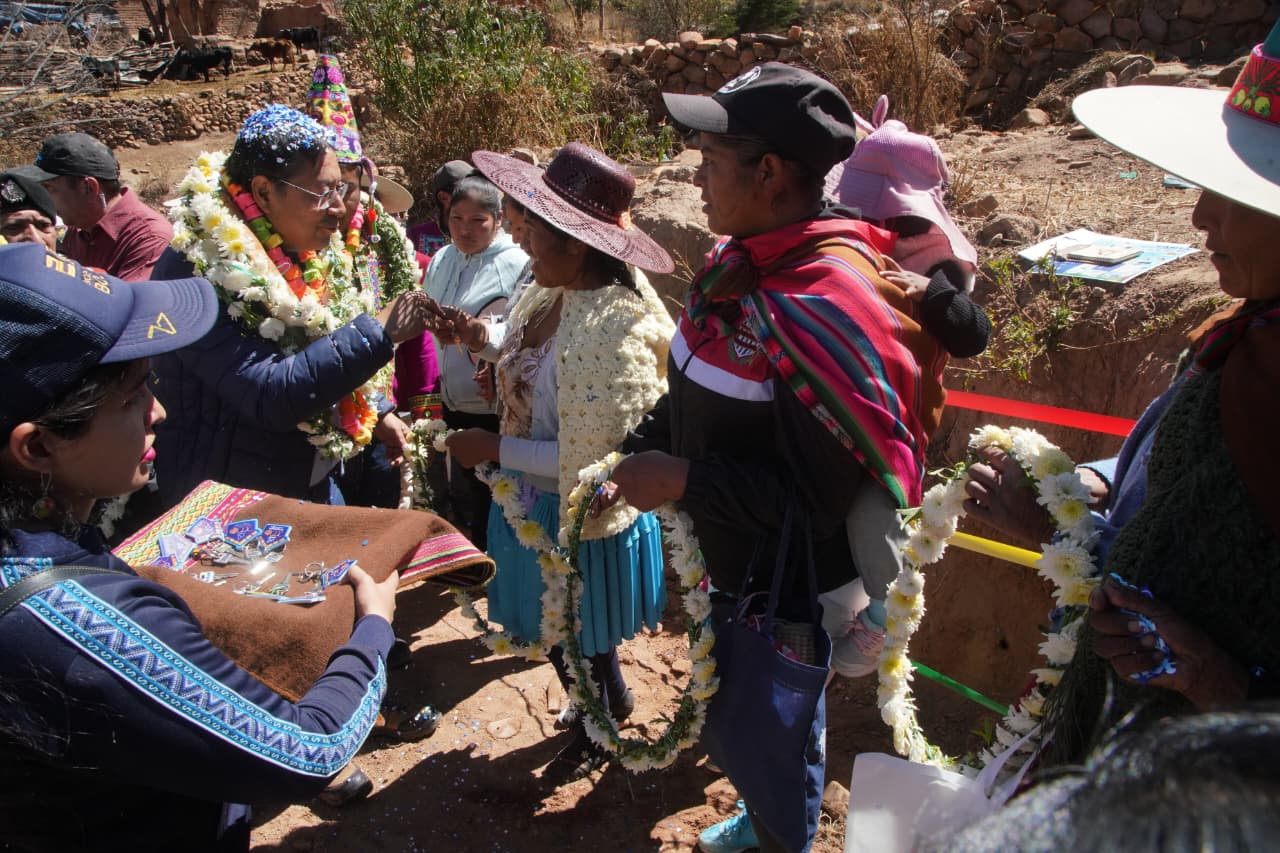 El presidente Luis Arce con agricultores de Bolívar que recibieron el nuevo Mercado Central. Foto Presidencia