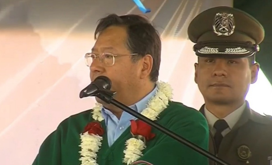 Arce entrega unidad educativa y 65 viviendas sociales en Villa Rivero por aniversario de Cochabamba"