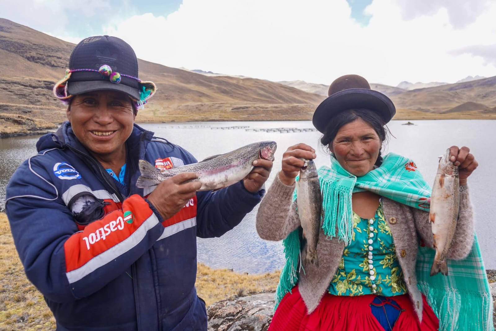 En Cochabamba entregan jaulas flotantes para la crianza de truchas