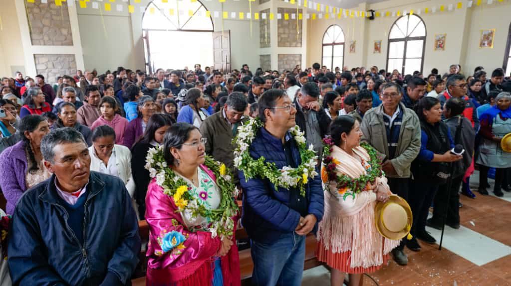 El presidente Luis Arce en la iglesia del Señor de la Justicia. Foto Comunicación Presidencial.