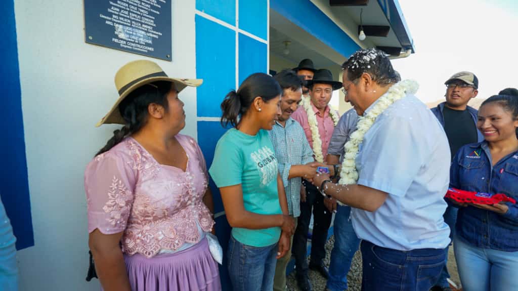 El presidente Luis Arce en entrega de viviendas sociales en Mizque, Cochabamba, este año. Foto Presidencia archivo.