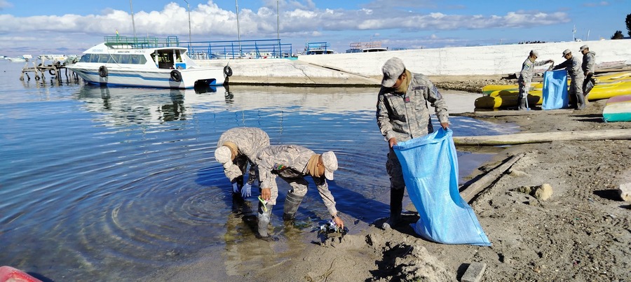 Campaña de la Armada Boliviana recoge 30 toneladas de residuos en riberas de ríos y lagos