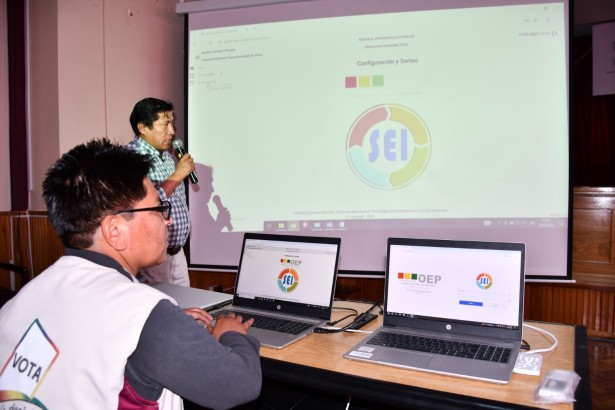 Sorteo público de jurados electorales para la elección del 17 de agosto. Foto TSE