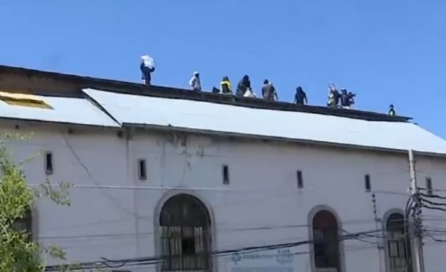 Presos en la cárcel de San Pedro protestan en los techos exigiendo a la Gobernación el pago de prediarios adeudados