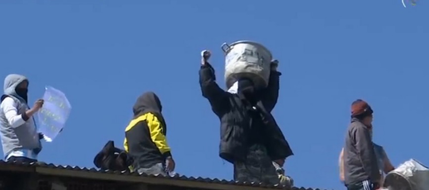 Presos en la cárcel de San Pedro protestan en los techos exigiendo a la Gobernación el pago de prediarios adeudados