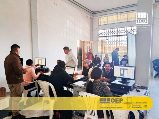 Ciudadanos tramitan el certificado de exención por no votar en el TED Chuquisaca. Foto TSE