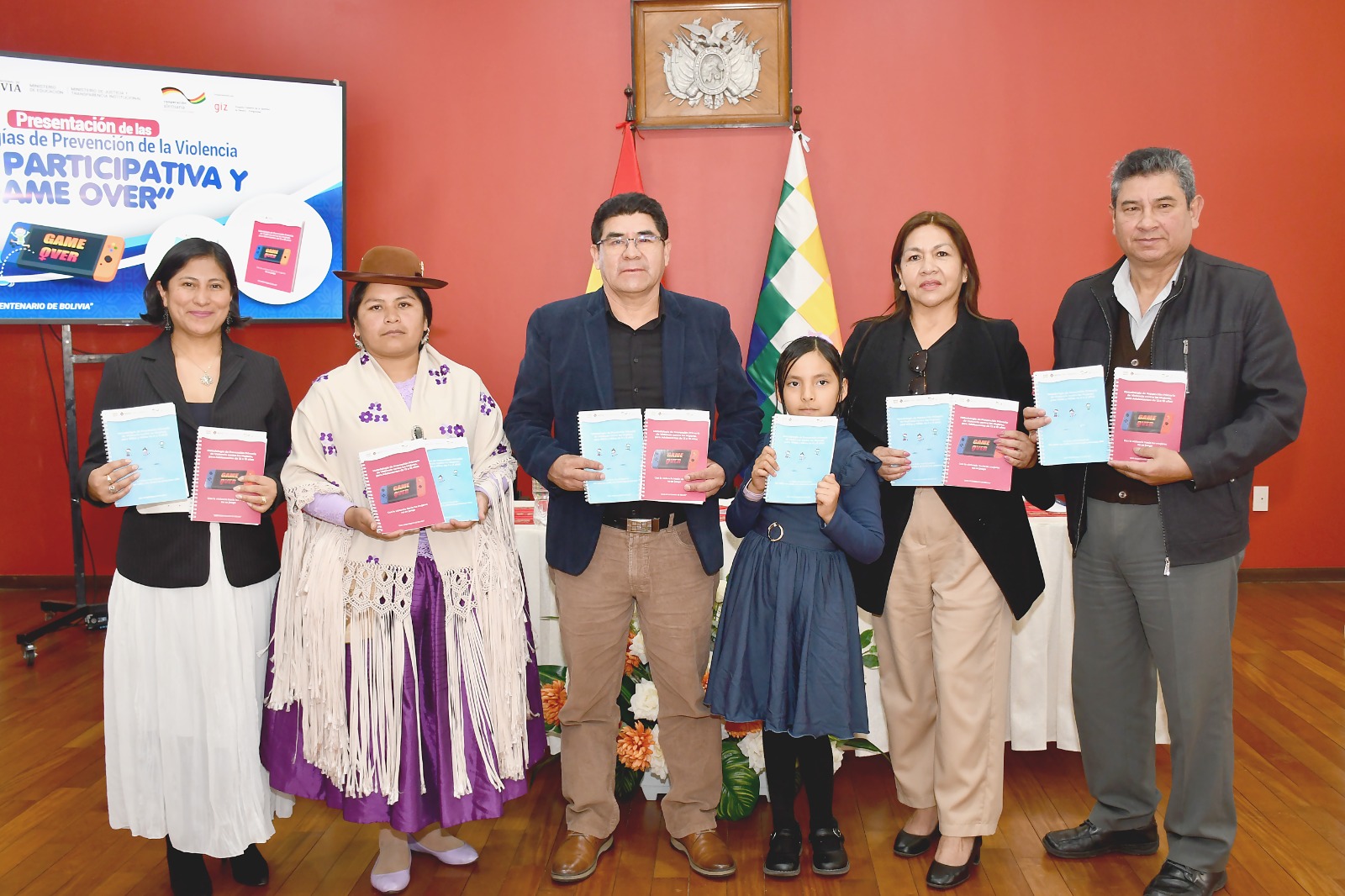 El ministro de Educación, Omar Veliz Ramos, con metodologías de prevención de la violencia “La Ruta Participativa y actores sociales. Foto Ministerio de Educación.
