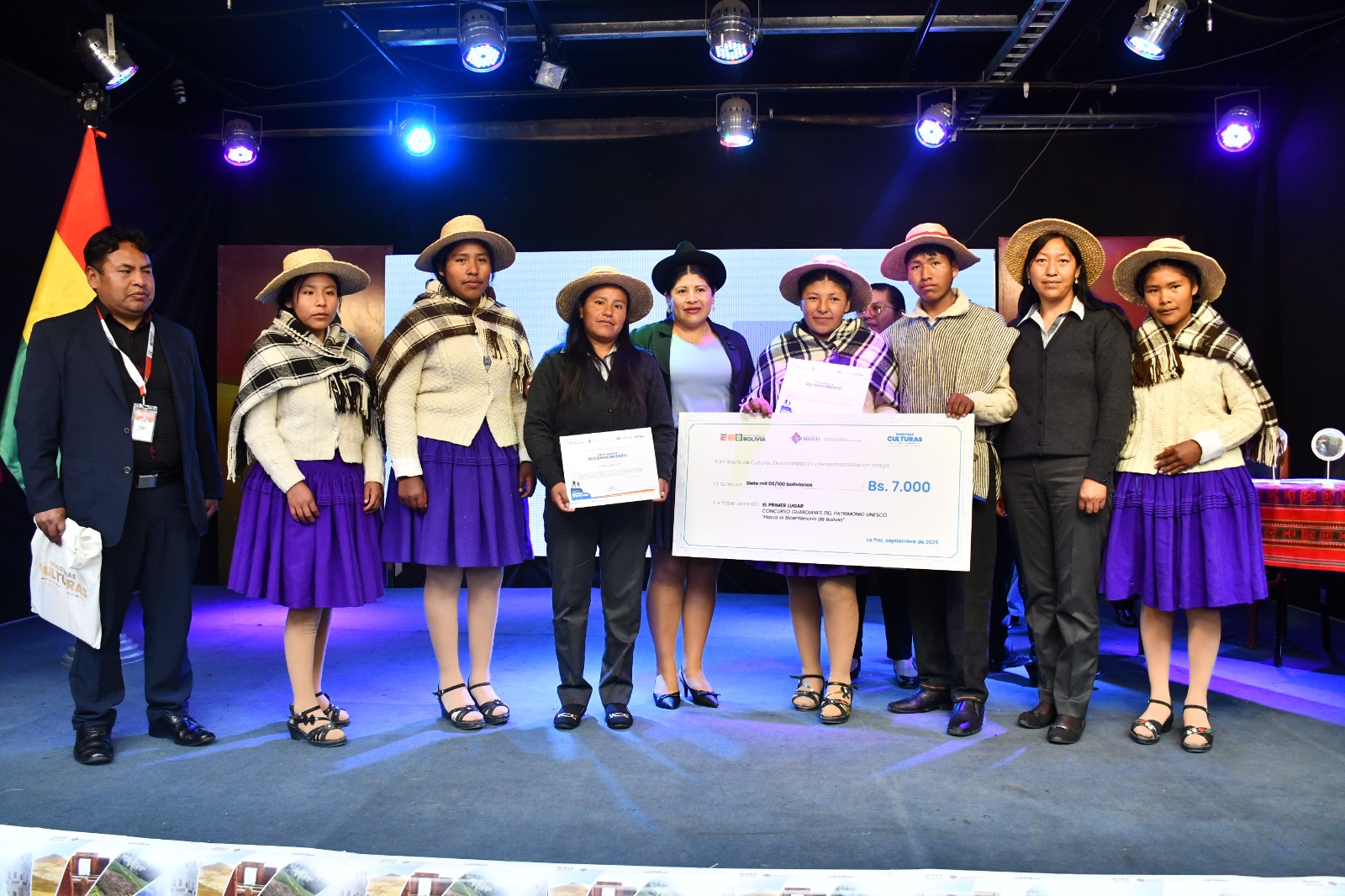 La ministra de Cultura Esperanza Guevara en la premiación a ganadores del concurso nacional “Guardianes del Patrimonio UNESCO”. Foto Min. Culturas