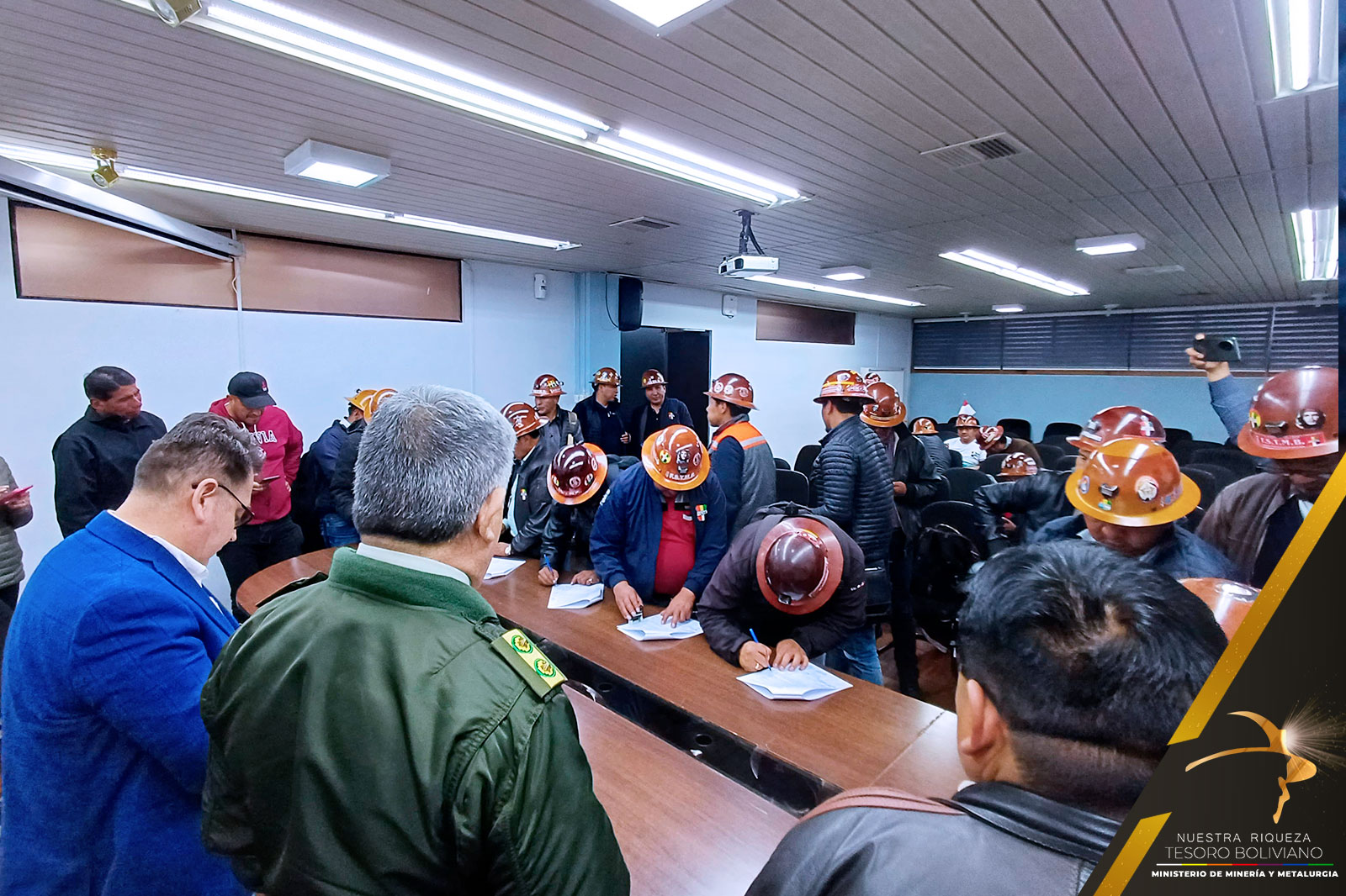 Gobierno y mineros firman acuerdo para fortalecer la lucha contra la minería ilegal, avasallamientos y robo de mineral