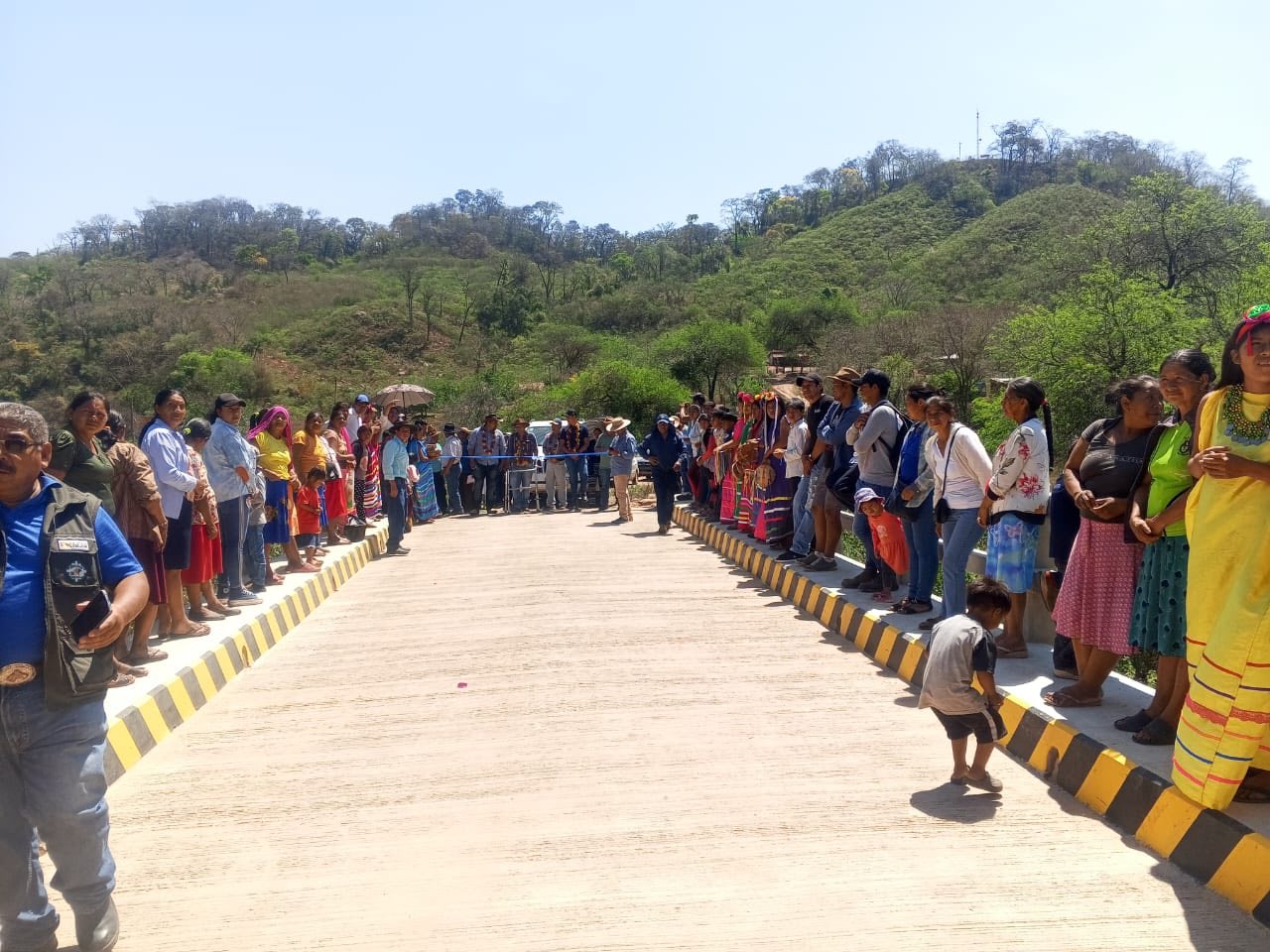 En Huacareta entregan equipos tecnológicos, maquinaria y un puente para apoyar al sector agrícola