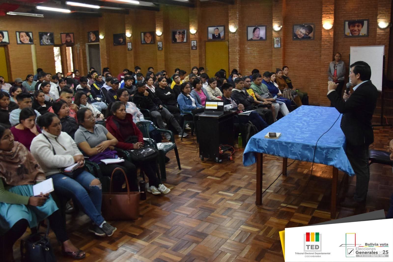 En Cochabamba capacitan a notarios para el balotaje de octubre