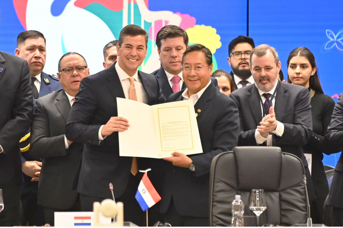 Durante la 64° Cumbre de Jefes de Estados del Mercosur, presidente Luis Arce entregó al presidente de Paraguay, Santiago Peña, el Instrumento de Ratificación del Protocolo de Adhesión al Mercosur. Foto Mercosur