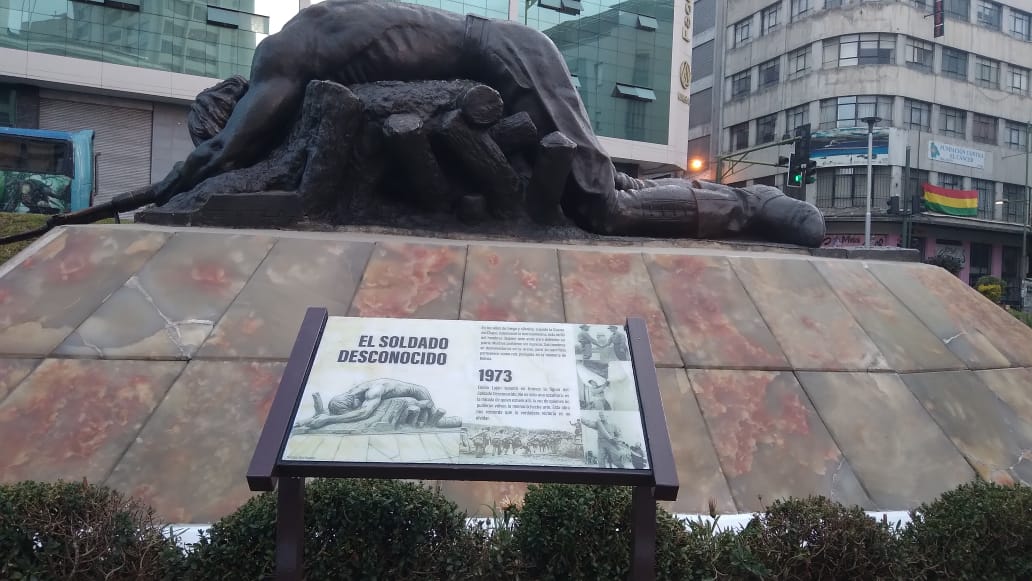 En la plaza del Obelisco se enterraron restos mortales de combatientes no identificados, convirtiendo al espacio en un lugar de memoria nacional. Foto ABI