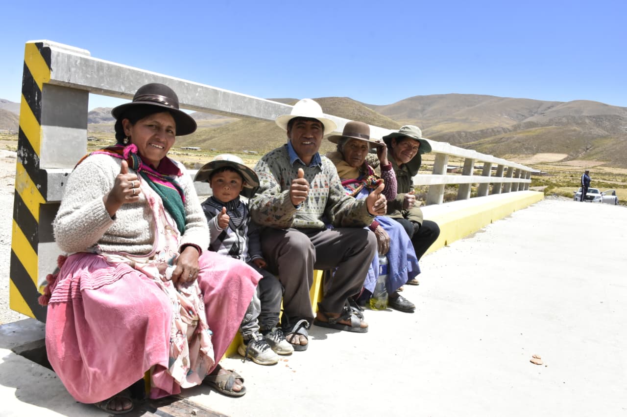 Entregan un puente vehicular en Antequera con una inversión de Bs 1,1 millones