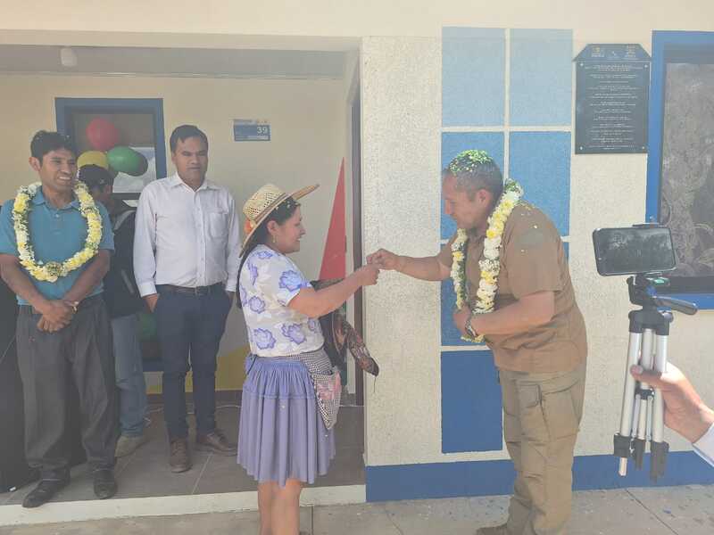 Entregan 114 viviendas, adoquinados y una radio base en Anzaldo con una inversión de Bs 12,2 millones