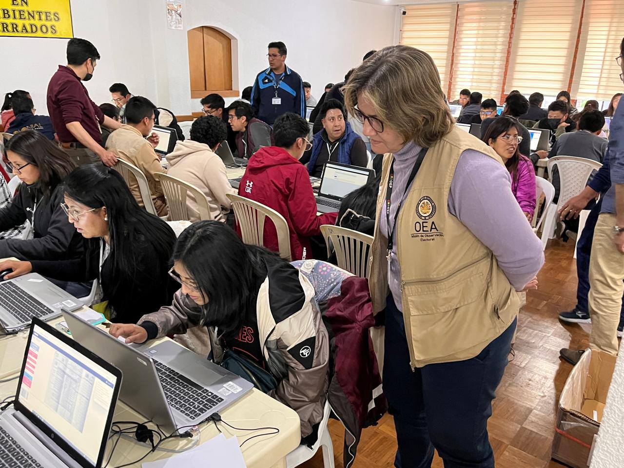 Una observadora de la OEA en el centro de operaciones del Sirepre en las elecciones del 17 de agosto. Foto: Archivo