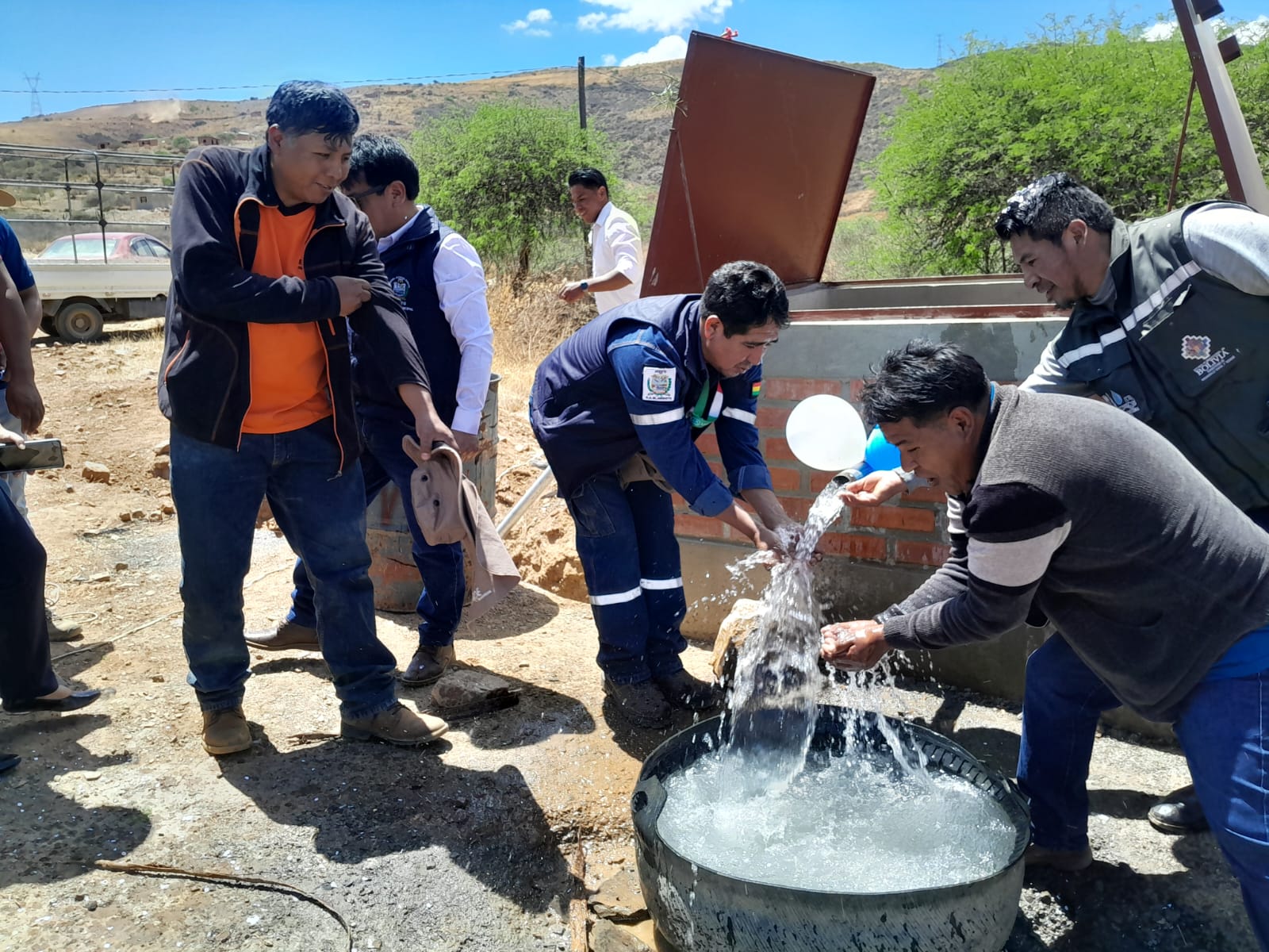 Pobladores de la comunidad de Canelas disfrutando del agua del pozo. Foto Ministerio de Desarrollo Rural.