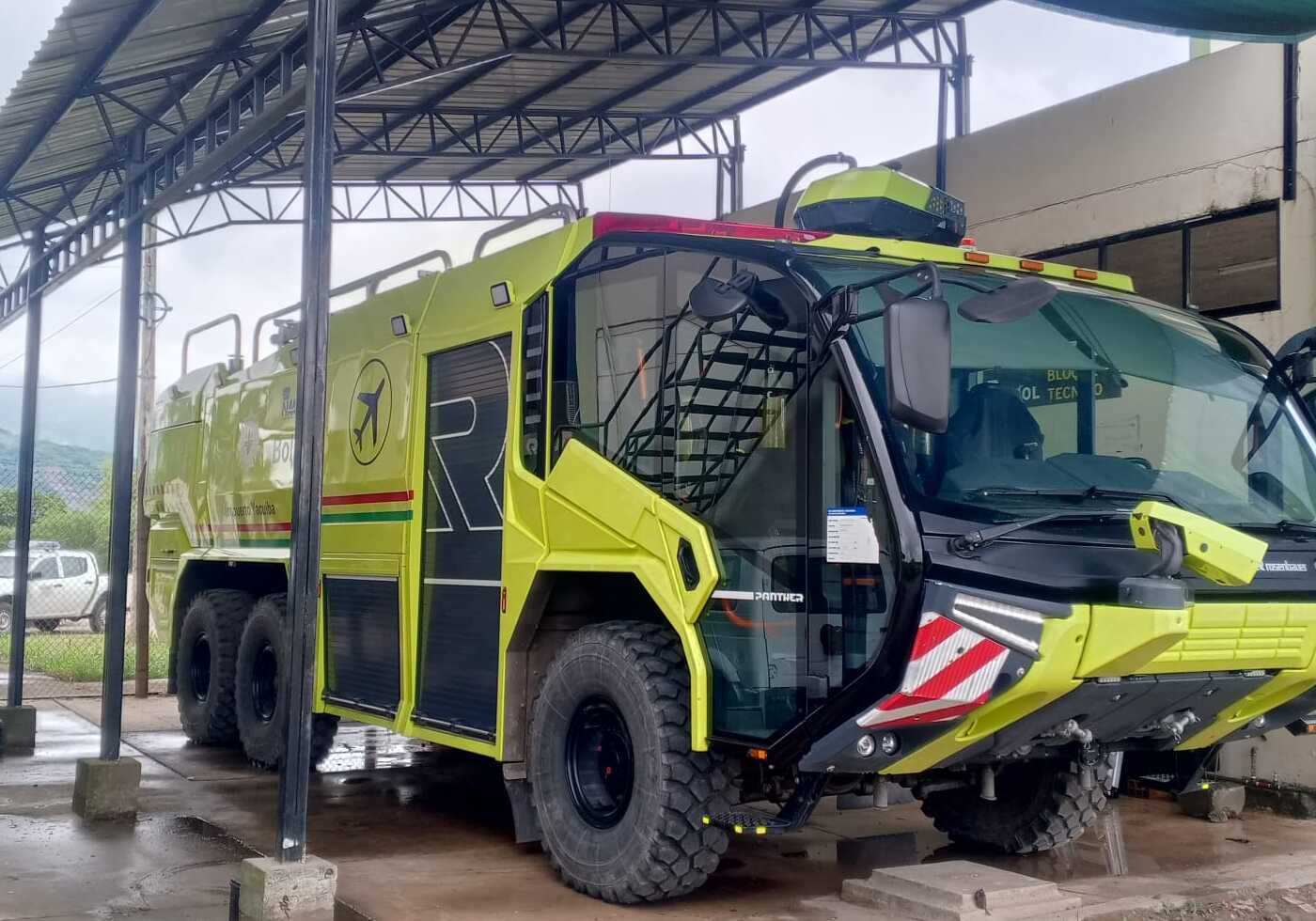 Naabol traslada carro bombero de Yacuiba a Cochabamba para garantizar seguridad operacional