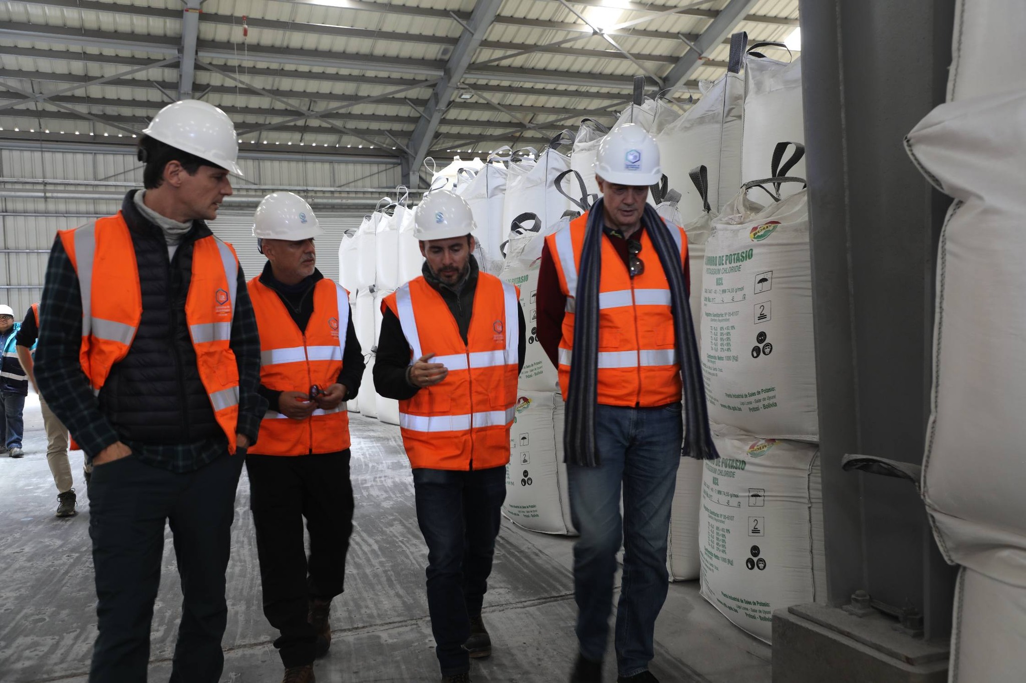 Cooperación técnica y financiera en litio: Unión Europea visita a YLB en Uyuni