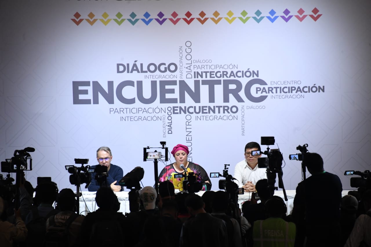 Camacho y Calvo retrasan resolución del diferendo por la fecha del Censo y extienden los enfrentamientos en Santa Cruz