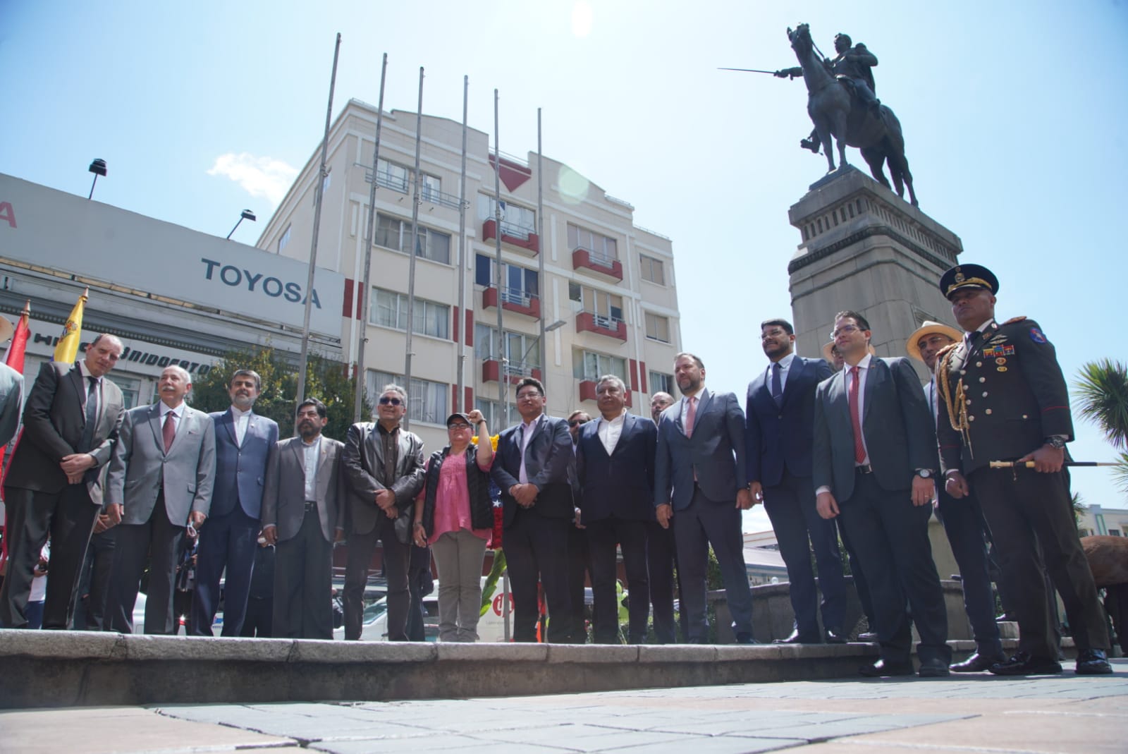 Autoridades de Bolivia y Venezuela entregan ofrenda floral a la memoria de Bolívar