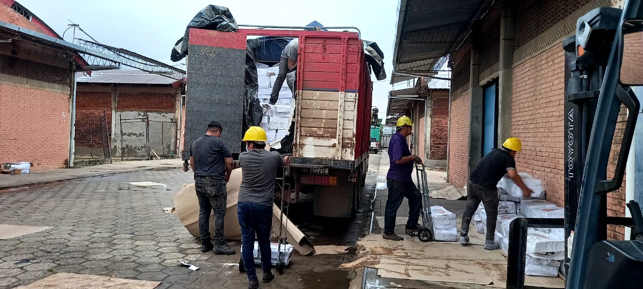 Decomisan 50 toneladas de alimentos de dudosa procedencia en Santa Cruz