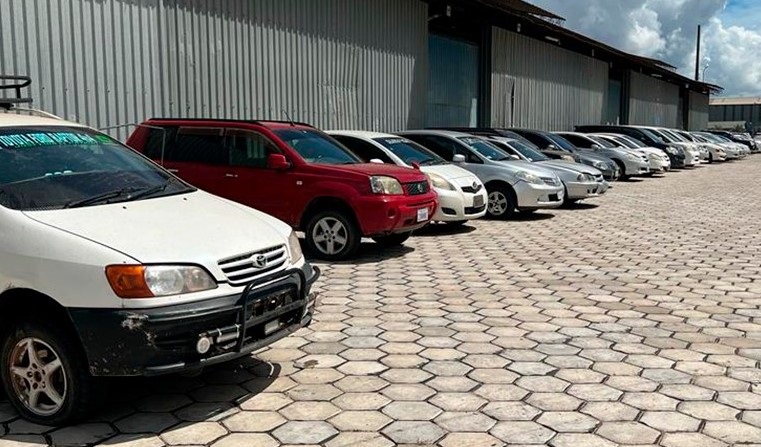 Aduana incauta 26 vehículos indocumentados en Santa Cruz 