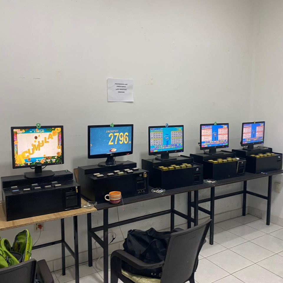 La AJ interviene casa de juego ilegal en Tarija, incauta nueve máquinas
