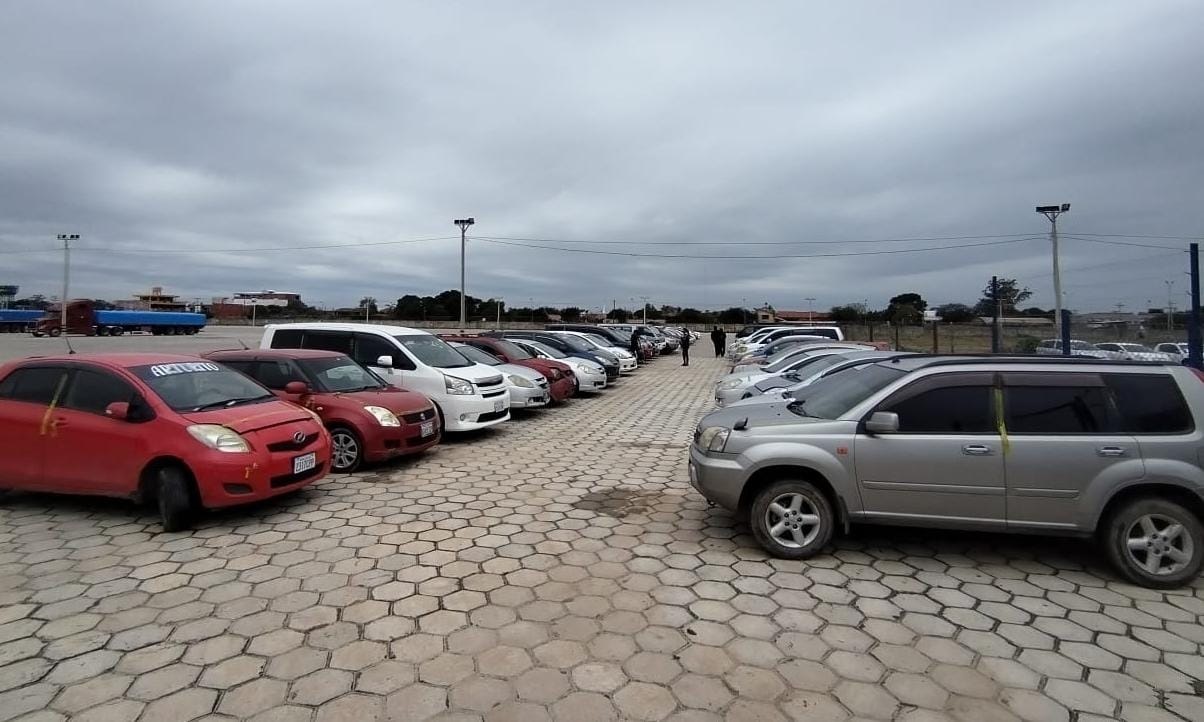 Personal de la Aduana en Santa Cruz incauta 73 vehículos indocumentados en 27 días