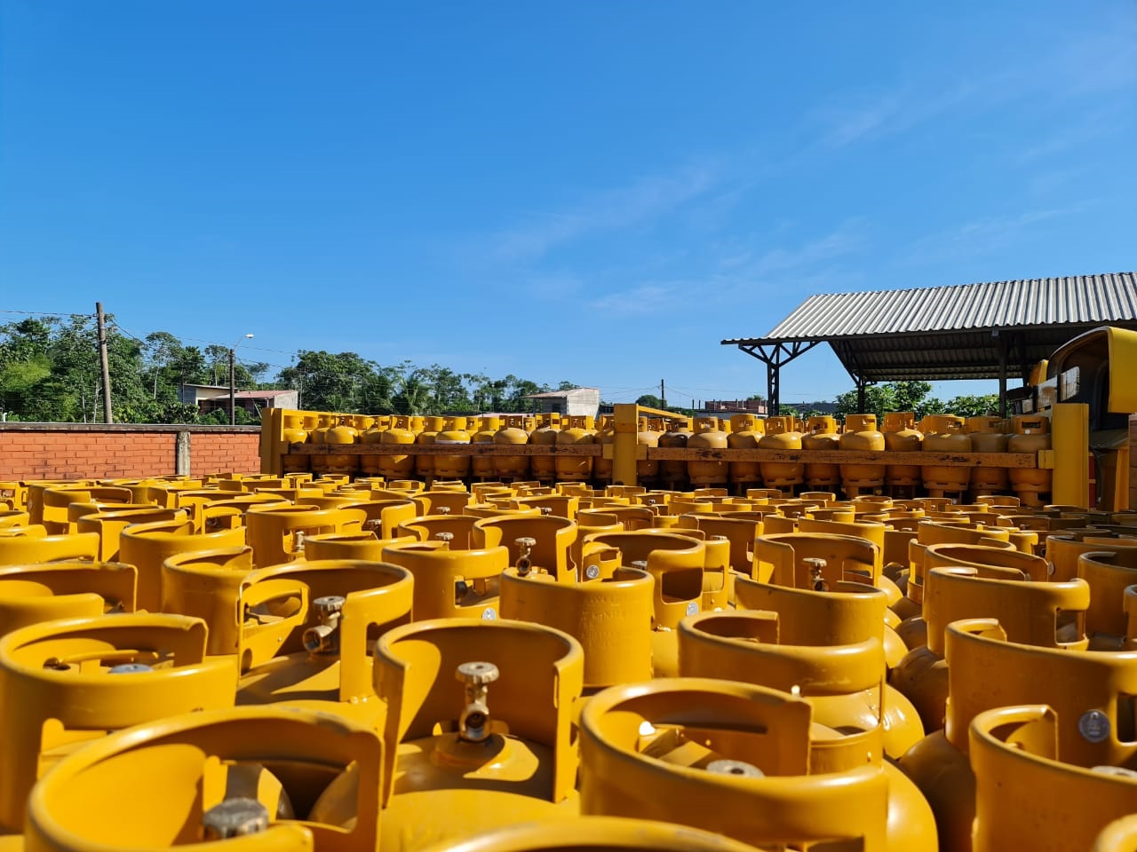 ANH entrega 3.000 garrafas recalificadas a distribuidoras de GLP del Trópico de Cochabamba