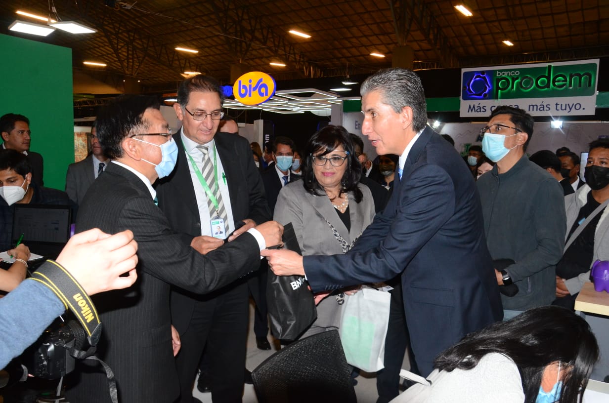 Feria de servicios financieros reúne a 35 expositores en el Campo Ferial Chuquiago Marka