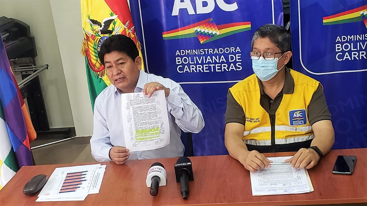 Bloqueos forzan a Camacho suscribir convenio para construcción del tramo Las Cruces-Buena Vista