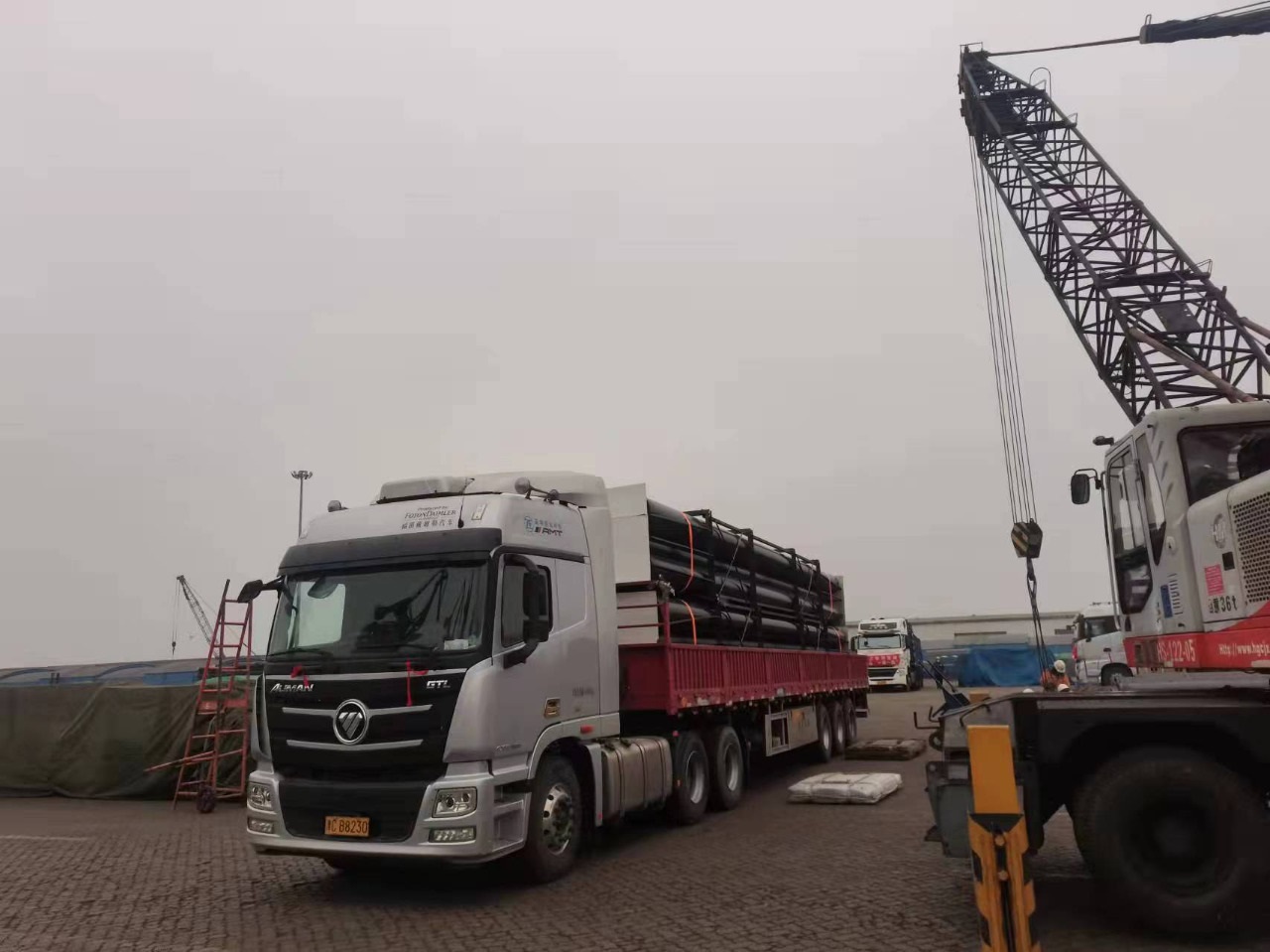 Llegan grúas y tuberías para la construcción del acueducto de la Planta Siderúrgica del Mutún