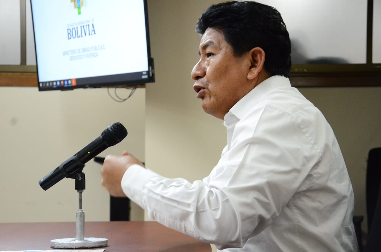 Ministro Montaño niega que resolución permita el ingreso de autos “chutos”