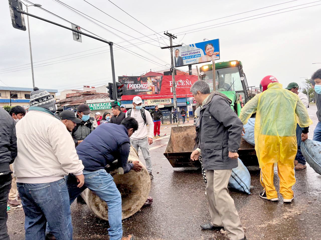 Con respaldo de juntas vecinales, Ministro vuelve a desbloquear vías en Santa Cruz