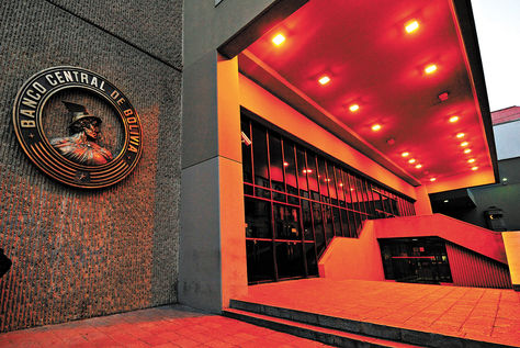 El BCB actualiza la comisión por retiro de dólares en bóvedas después de 8 años 