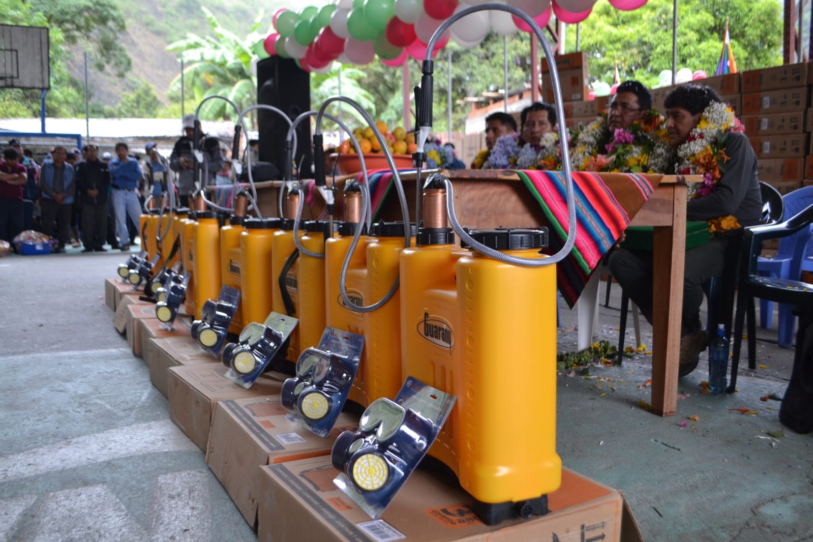 Gobierno entrega 900 fumigadoras a agricultores del municipio paceño de Yanacachi