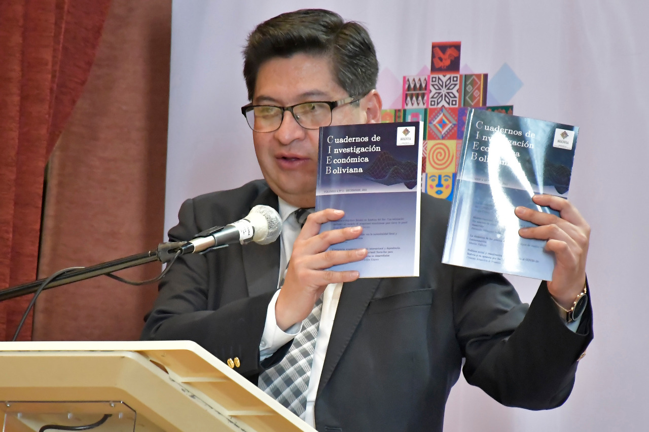 Ministerio presenta los Cuadernos de Investigación Económica Boliviana en la UMSA