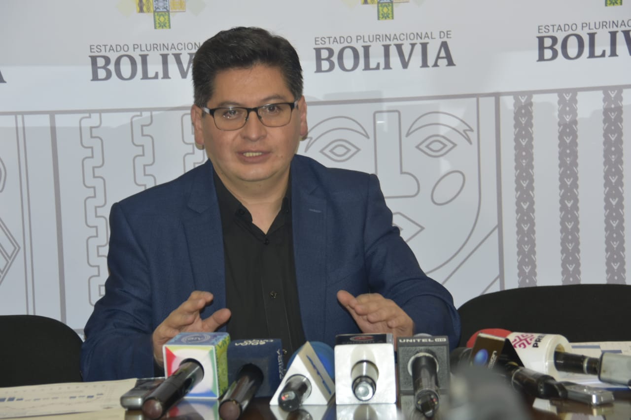 Extranjeros y bolivianos ahorristas confían en la estabilidad de la moneda nacional 