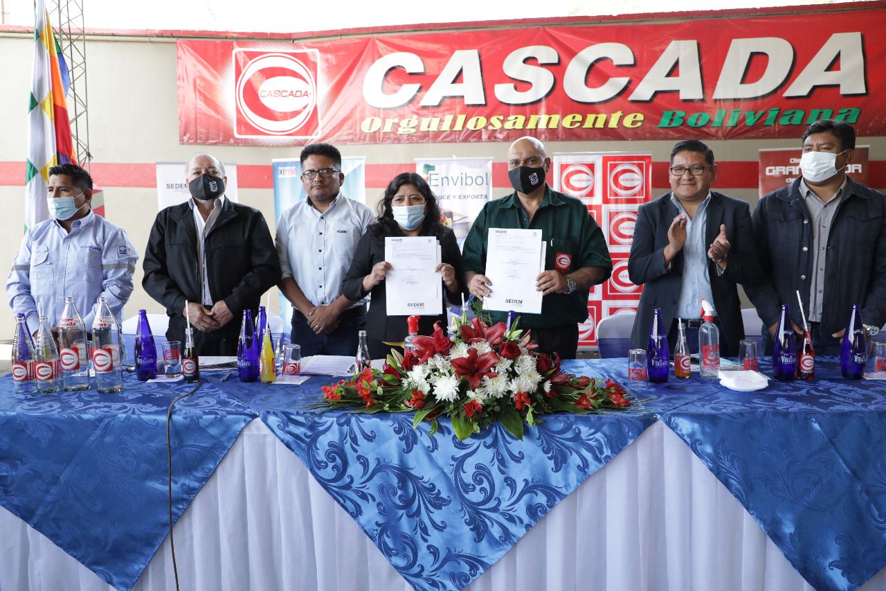 Estatal Envibol proveerá 12,6 millones de botellas a “La Cascada” por un valor de Bs 44 millones