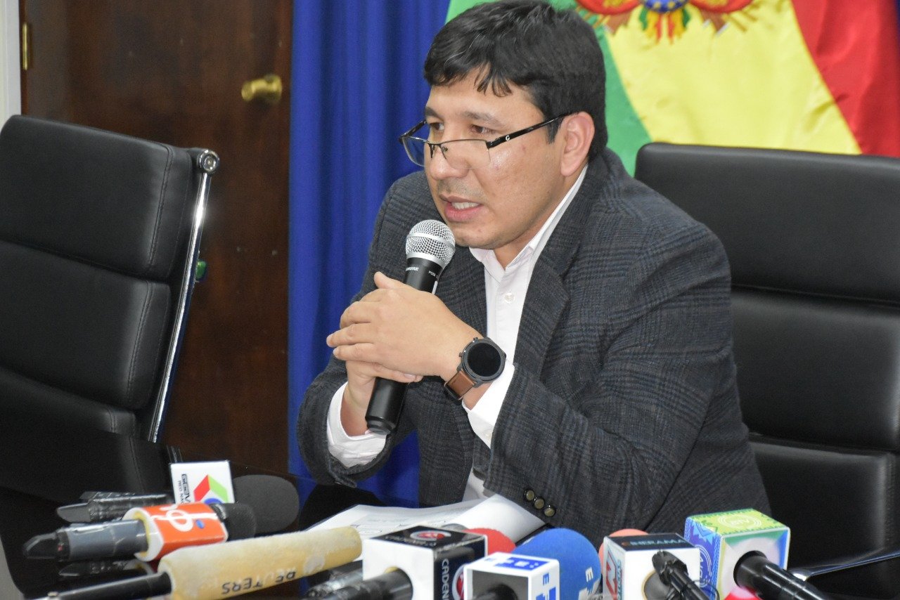 Ministro Molina entrega combustible incautado a YPFB y pide denunciar el contrabando de carburantes