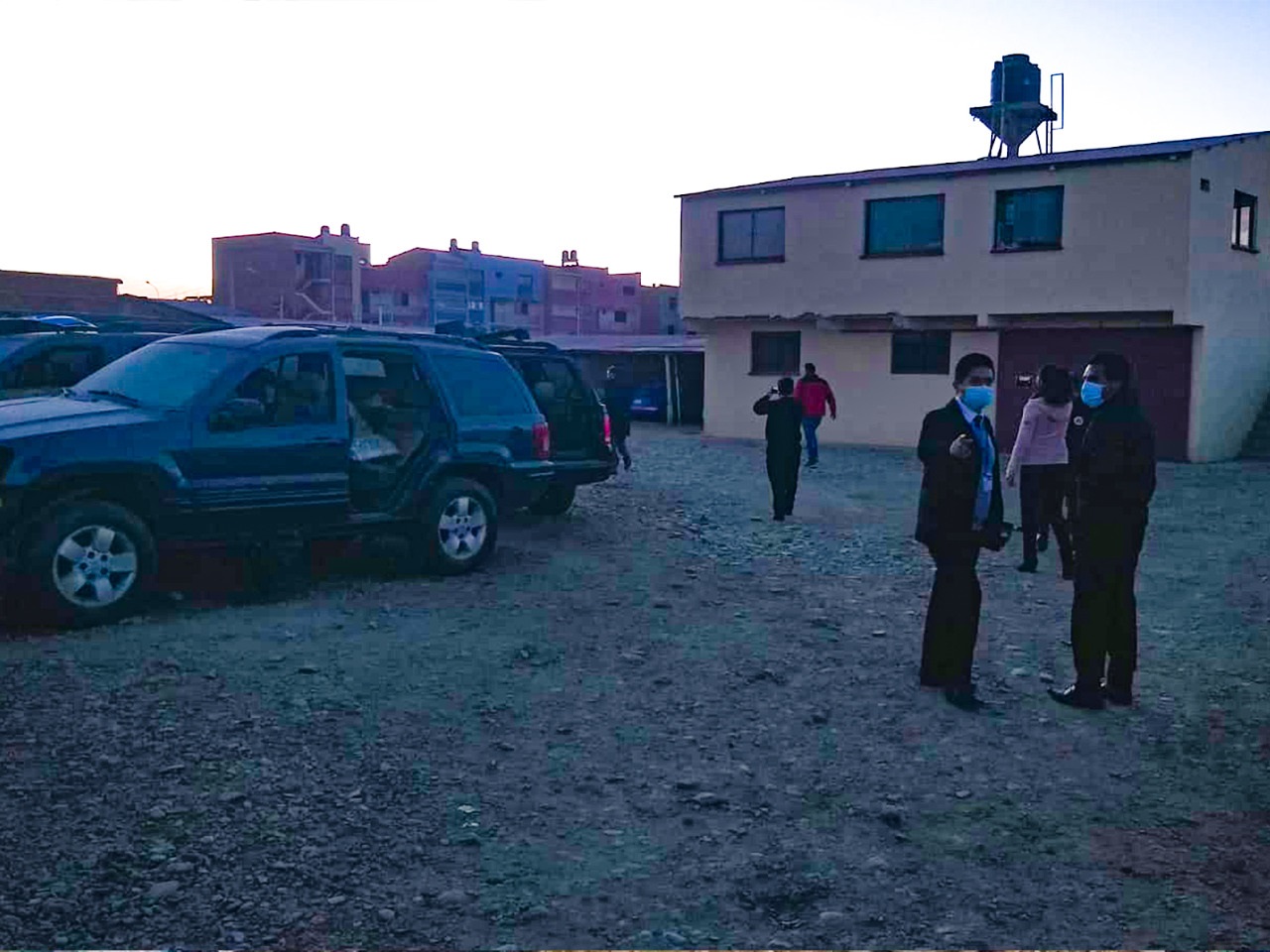 Incautan 14 vehículos indocumentados y autopartes en allanamiento de vivienda en Oruro