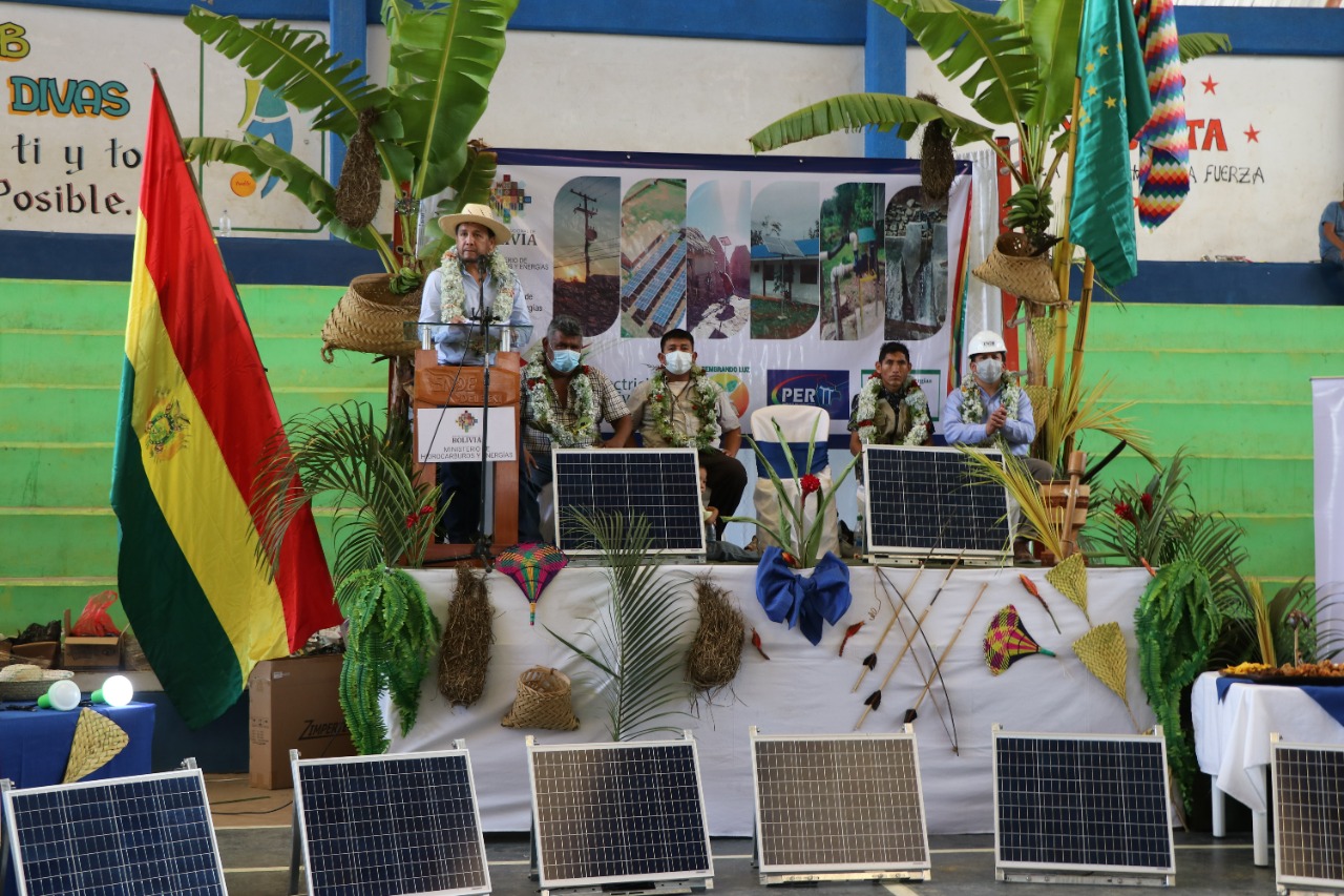 Gobierno beneficia a 65 comunidades de Beni con sistemas fotovoltaicos