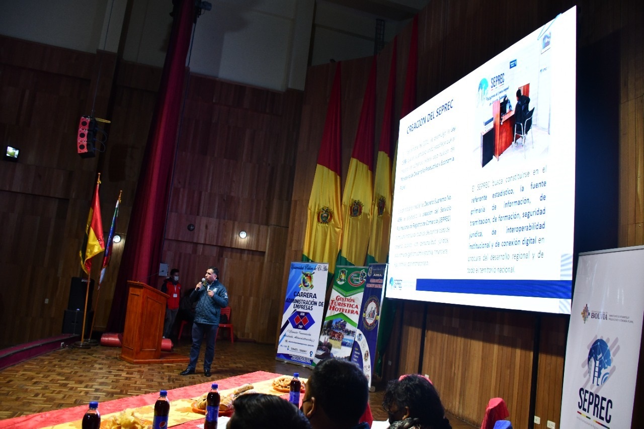 Estudiantes de la UPEA se informan sobre el nuevo registro de comercio en Bolivia