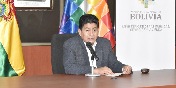 Camacho lleva al “despeñadero económico” a la gobernación cruceña y quiere dividir al país, denuncia ministro