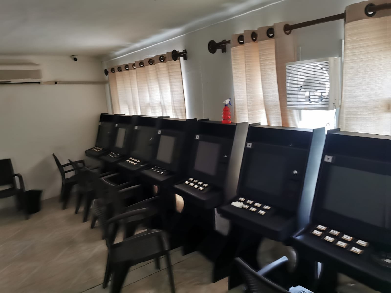 AJ interviene casa ilegal de juegos e incauta 22 máquinas en Santa Cruz