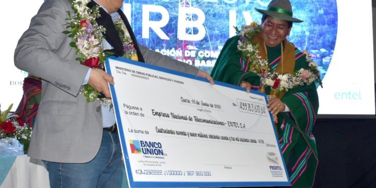 Gobierno instalará 220 Radio Bases para el acceso a telefonía e internet en 220 localidades del país --------------------- La Paz, 3 de junio de 2022 (ABI).- El ministro de Obras Públicas, Servicios y Vivienda, Édgar Montaño, suscribió este viernes, en Chuquisaca, el contrato para el “Proyecto IBR Fase IV” para la implementación de sistemas de comunicación, por Radio Bases para telefonía móvil y acceso a internet, en 220 localidades del país. “Hoy hacemos efectivo el cheque para que comiencen a instalar y construir Radio Bases – Fase IV con casi 500 millones de bolivianos de inversión en todo Bolivia”, expresó Montaño. El proyecto demandó al Gobierno nacional una inversión de Bs 499.763.670 y beneficiará a más de 31.962 habitantes distribuidos en todo el territorio nacional. “Este es el Gobierno de Lucho y David, el hermano presidente lo hizo realidad y aquí, en la capital de Bolivia (Chuquisaca), nos encargamos de hacer entrega y efectiva la promesa de que todo el país esté comunicado”, dijo.