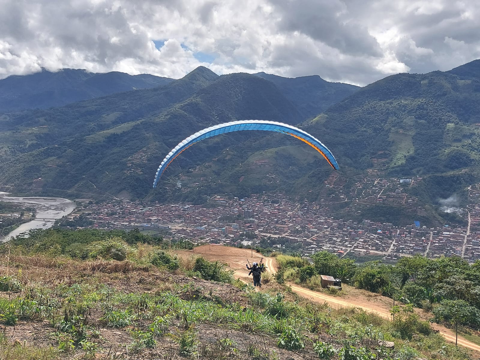 Caranavi alista una escuela de parapente y promociona sus “Cascadas Sabor a Café”